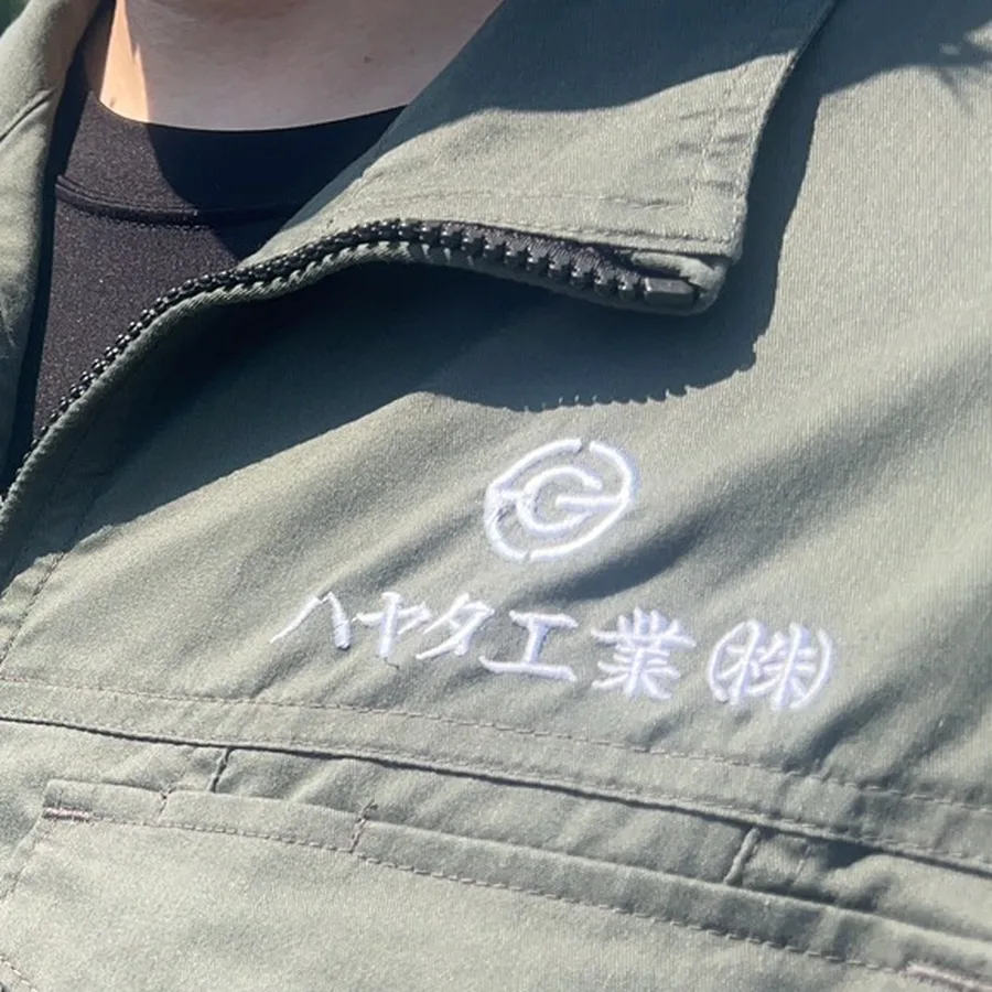 作業服の胸に刺繍した社名ロゴの仕上がり