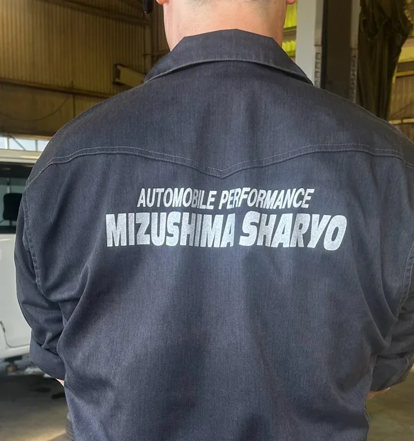 自動車整備業の作業服への背面プリント